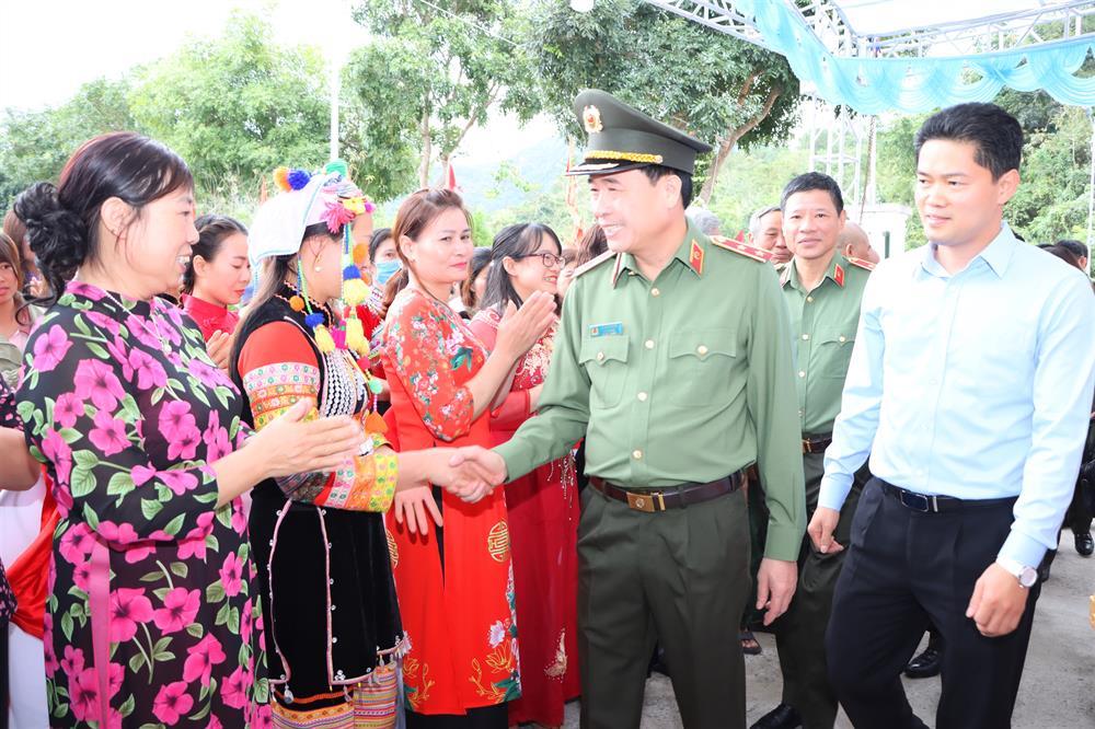 thu truong le quoc hung bat tay chao hoi nhan dan phuong quyet tien tp lai chau 1
