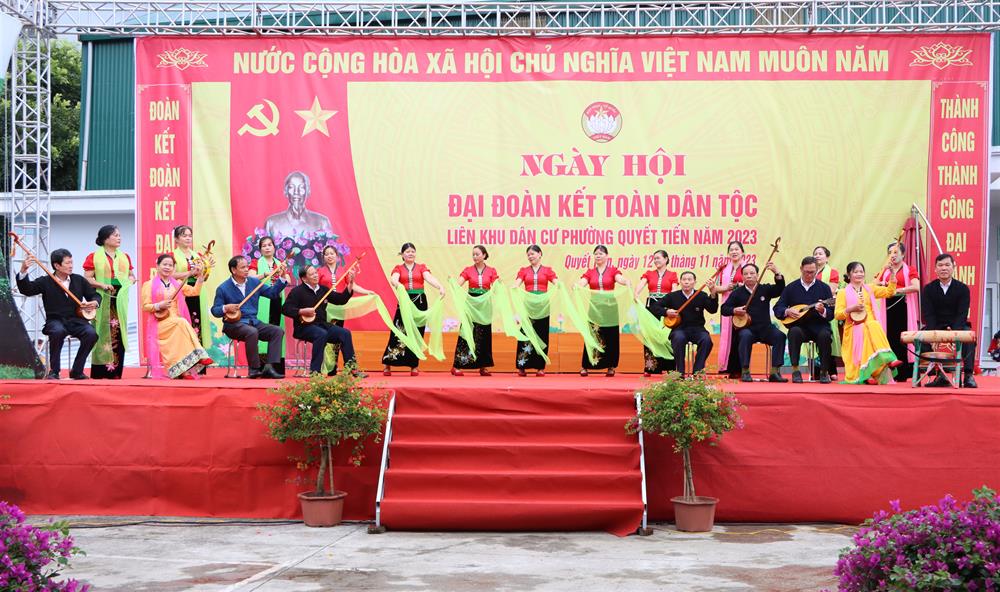 tiet muc mua ket hop bieu dien nhac cu cua dong bao dan toc thai phuong quyet tien