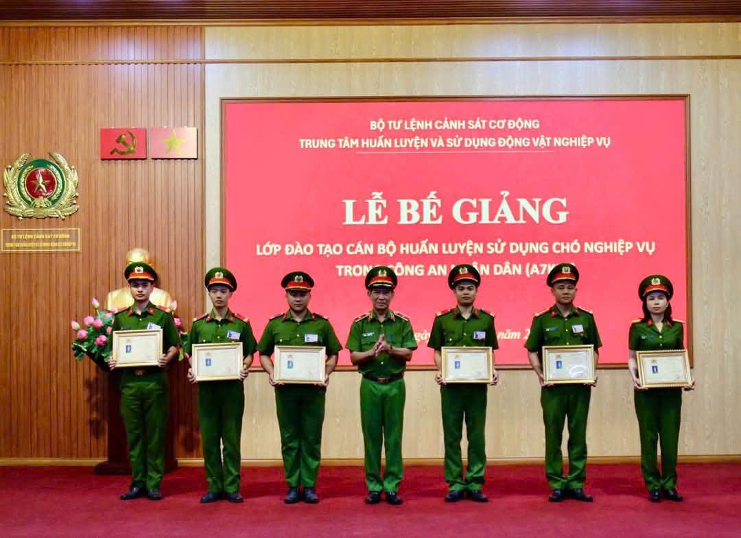 Thiếu tướng Nguyễn Thanh Bảnh, Phó tư lệnh CSCĐ trao chứng chỉ tốt nghiệp cho học viên.