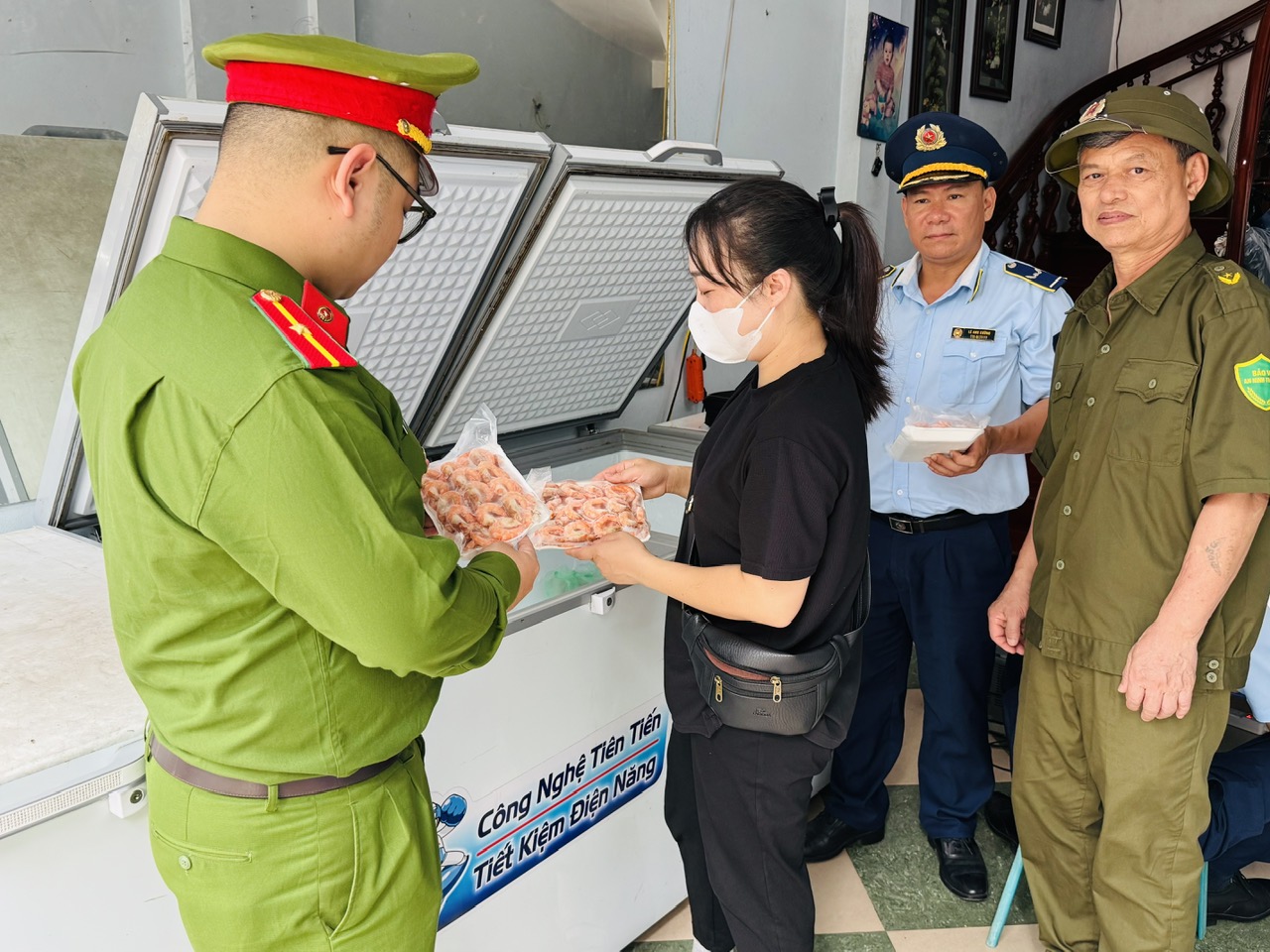 Công an phường Bãi Cháy phối hợp kiểm tra cơ sở kinh doanh thực phẩm đông lạnh không rõ nguồn gốc xuất xứ
