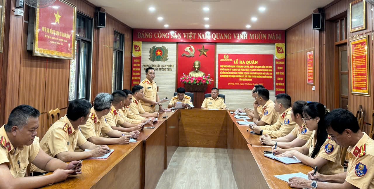 Ra quân tổng kiểm soát phương tiện khai thác, vận chuyển cát trên địa bàn tỉnh.