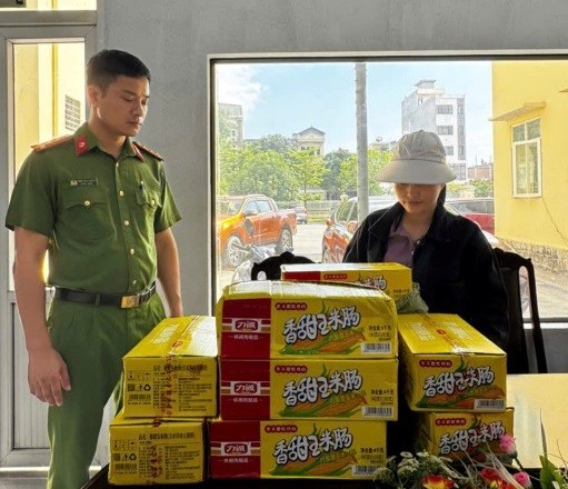 Công an phường Ka Long lập biên bản thu giữ 12 thùng xúc xích không rõ nguồn gốc xuất xứ