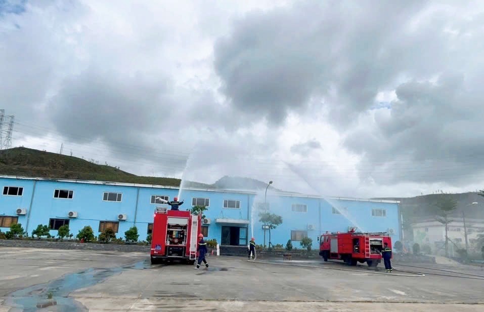 Lực lượng chữa cháy chuyên nghiệp tổng tấn công dập tắt đám cháy.