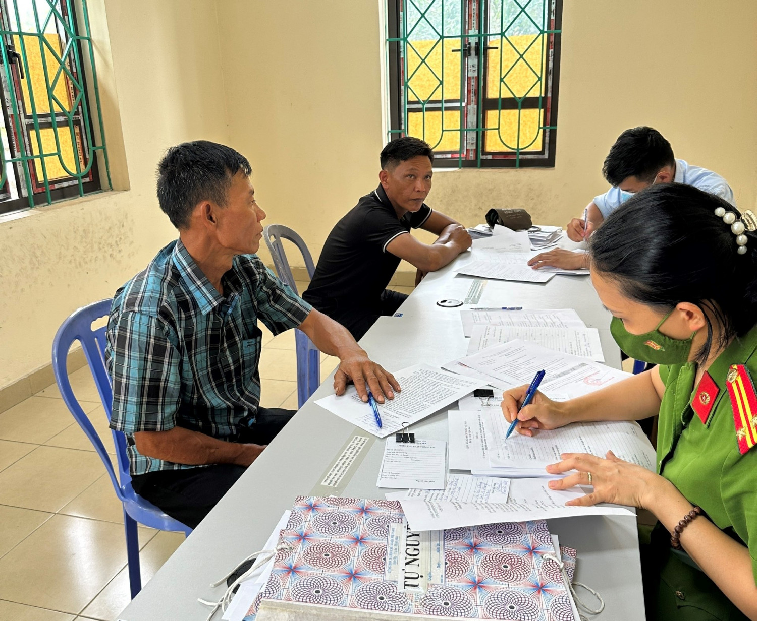 Công an phường Hà Phong đưa 02 trường hợp Nguyễn Văn Tiền (áo kẻ), Đinh Văn Hùng (áo đen) cai nghiện ma túy