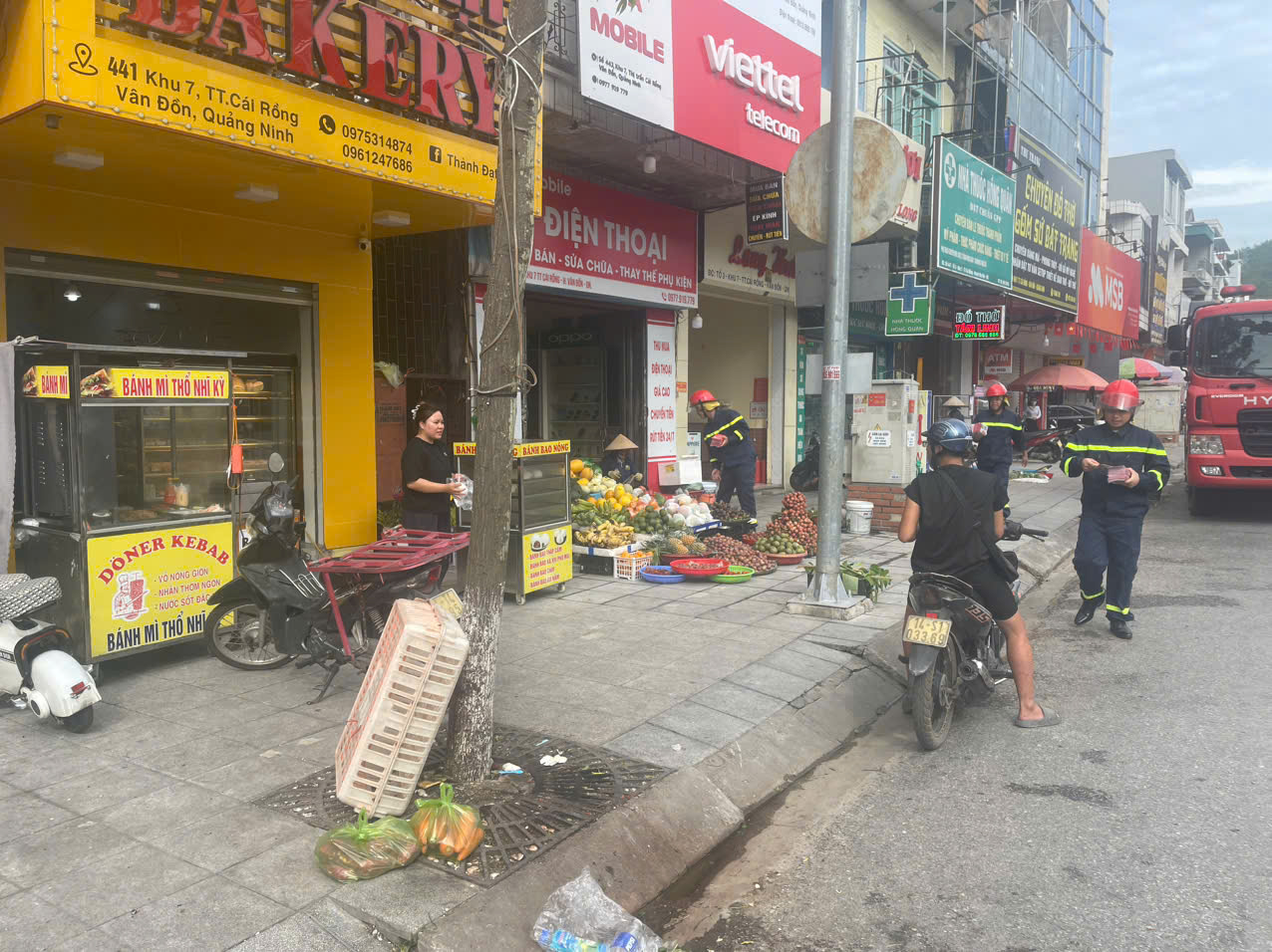 Chiến sĩ Cảnh sát PCCC phát tờ rơi tuyên truyền công tác PCCC đến người dân