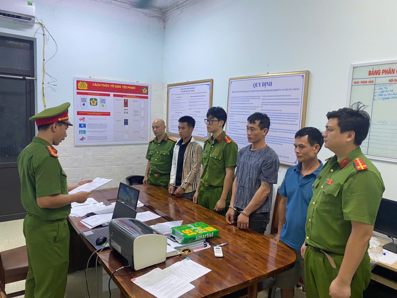 Cơ quan điều tra tống đạt quyết định tạm giam đối với Hoàng Văn Chung và Nguyễn Trung Đức.