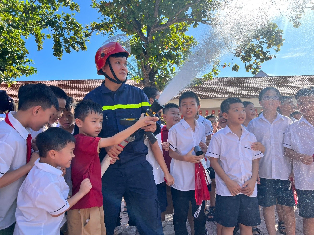 Thực hành sử dụng phương tiện chữa cháy thông dụng