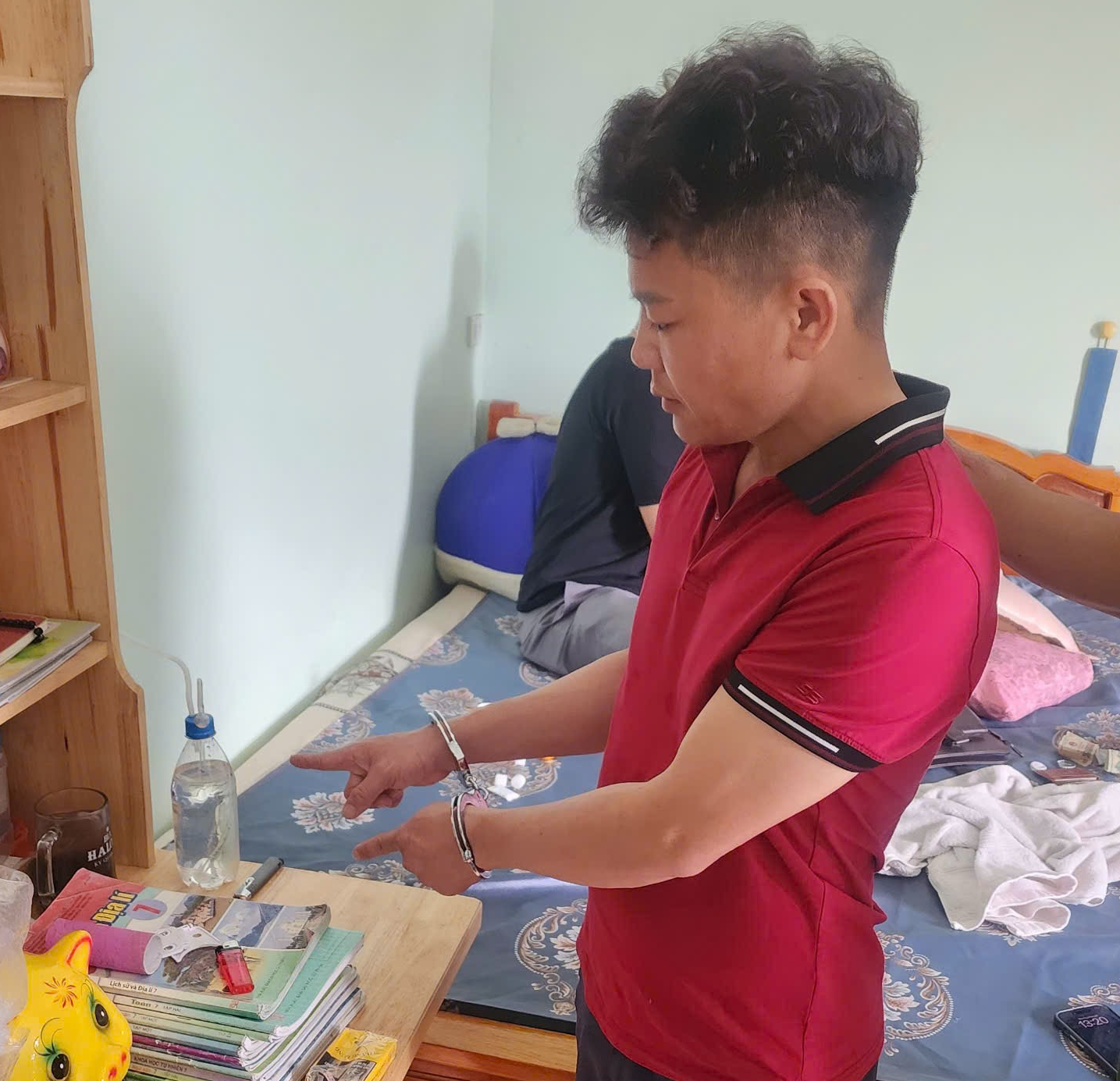 Đối tượng Vũ Đức Vượng và tang vật thu giữ