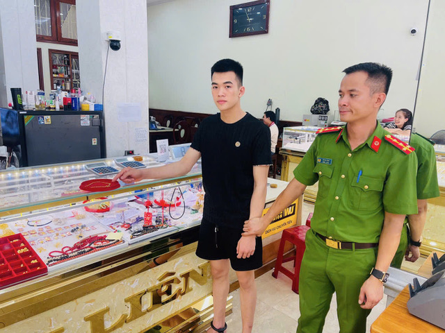 Đối tượng Trần Hồng Phong và vật chứng thu giữ tại tiệm vàng Kim Liên