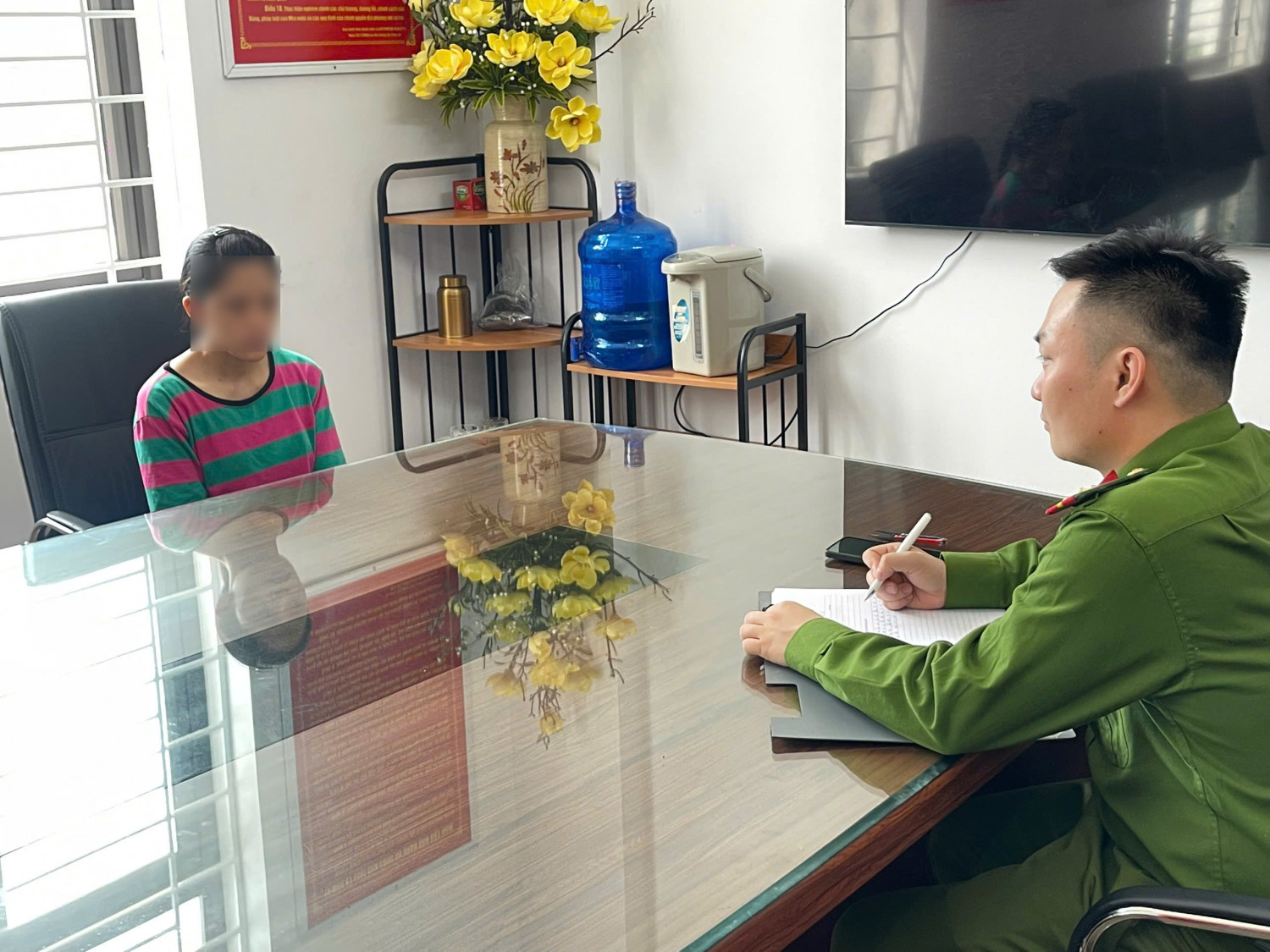 Chị Phạm Thị T. tại trụ sở Cơ quan Công an
